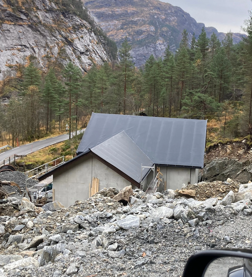 Tekking av kraftverk-bygg, Modalen.